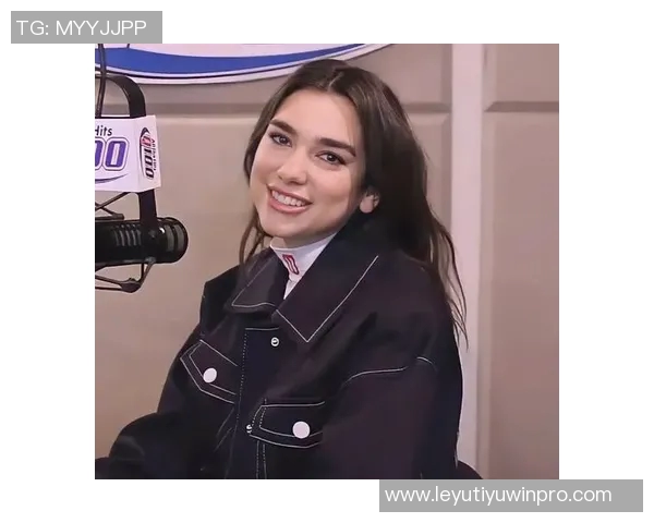 歌手杜阿利帕现场观战博卡与河床引发争议手持两队球衣合影引热议